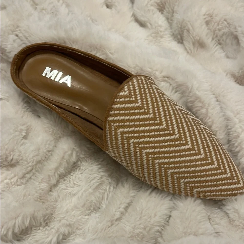 MIA Women's Tan Slip-On Shoes - Size 8 NWOT - Picture 3 of 4